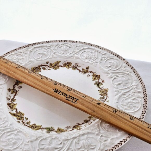 2 Wedgwood Golden Ivy Dinner Plates 10.5" Laurel Rim raised relief England - Picture 14 of 14